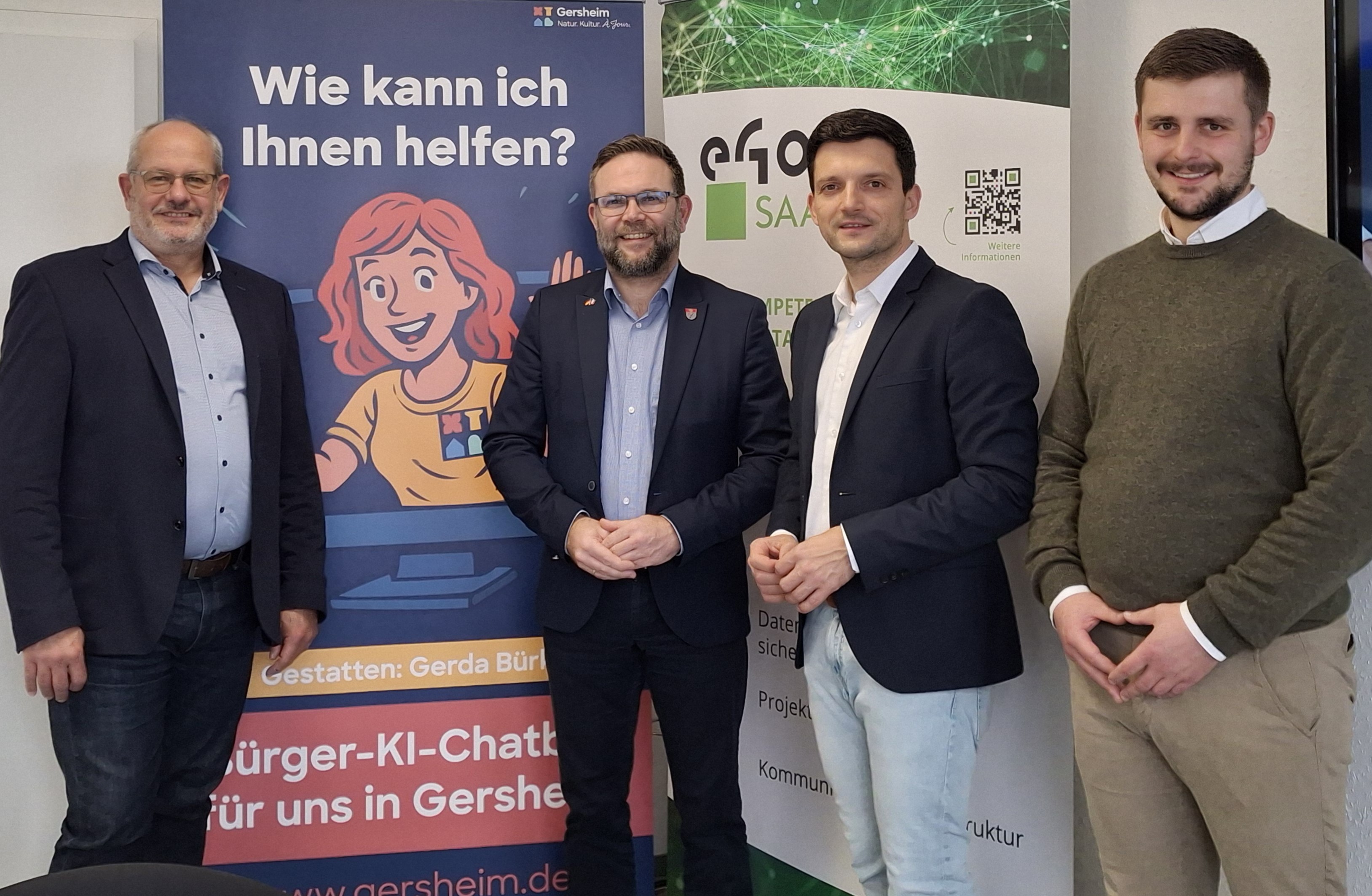 Vorstellung des KI-Chatbots für saarländische Kommunen: von links nach rechts: Stephan Thul (Geschäftsführer eGo-Saar), Gerda Bürki (KI-Chatbot),  Bürgermeister Michael Clivot (Gemeinde Gersheim),  Bürgermeister Sebastian Greiber (Gemeinde Wadgassen) und Simon Müller (Projektleiter eGo-Saar). Bildnachweis: Zweckverband eGo-Saar.
