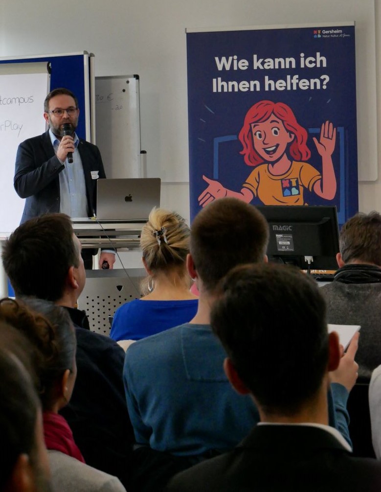 Bürgermeister Michael Clivot berichtet von der Einführung des Chatbots in der Gemeinde Gersheim