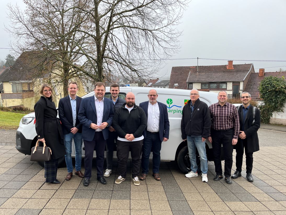 Gruppenfoto aller Projektbeteiligten vor einem Fahrzeug des Bauhofes der Gemeinde