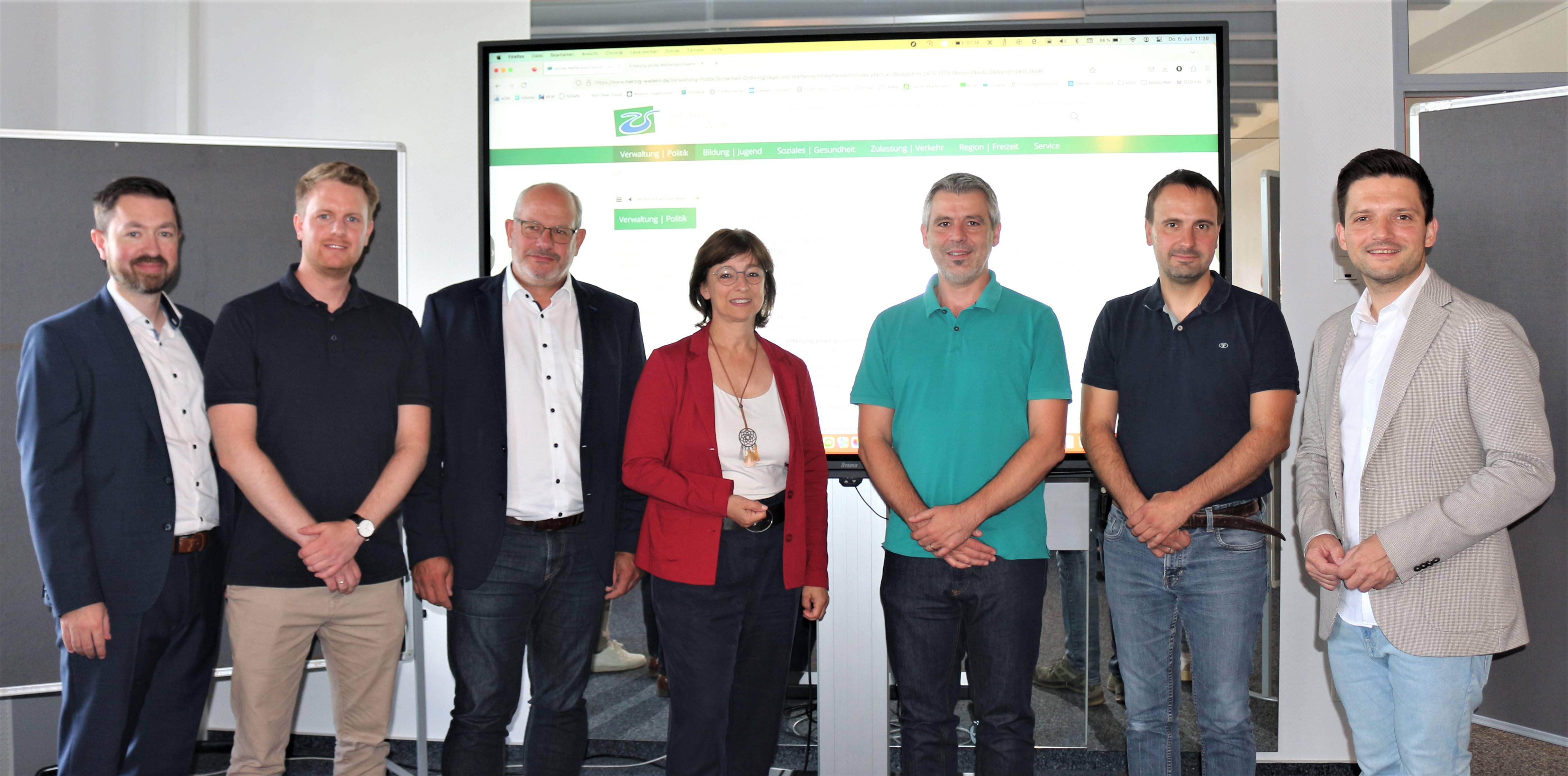 Gruppenbild des Teams vom Landkreis Merzig-Wadern und Zweckverband eGo-Saar bei der Vorstellung der ersten digitalen Behörde im Landkreis Merzig-Wadern